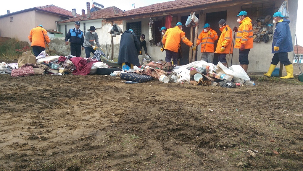 Alaşehir Belediyesi'nden Çöp Ev Temizliği