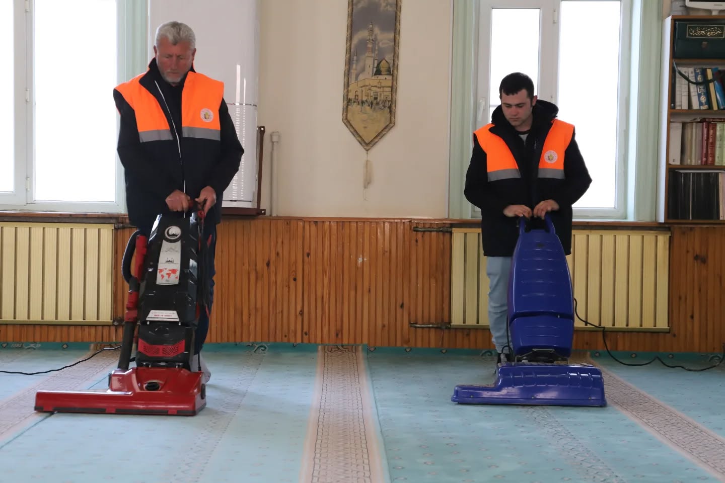 İklim Değişikliği ve Sıfır Atık Müdürlüğümüz Tüm Camilerimizde Temizlik Çalışmalarını Sürdürüyor.